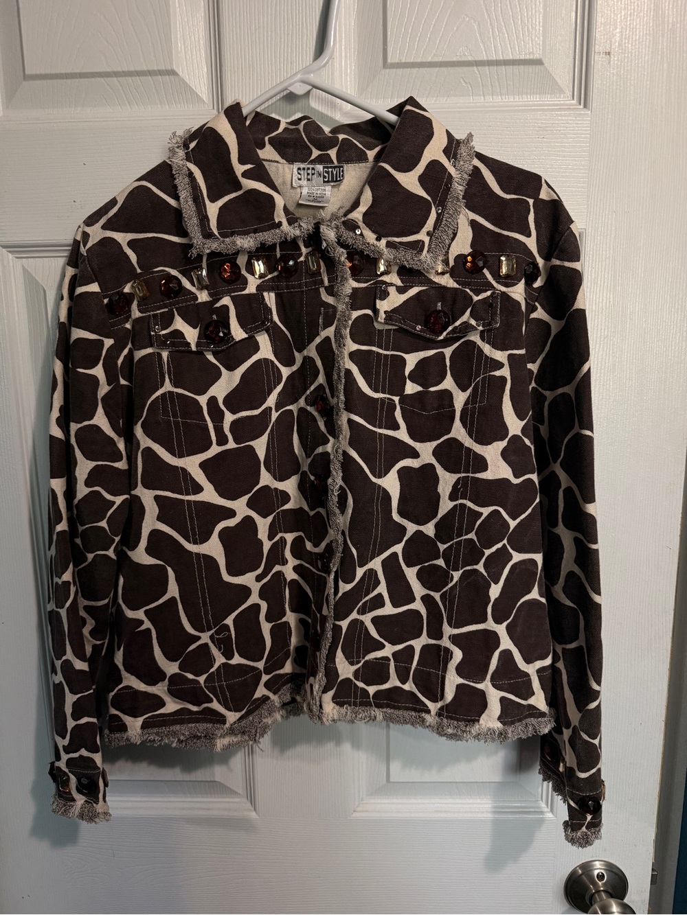 Step n Style Women’s Brown & Cream Giraffe-Print Jeweled Jean Jacket. Size M